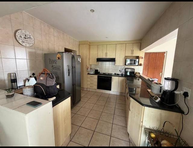 4 BEDROOM PROPERTY TO RENT IN SONNEVELD